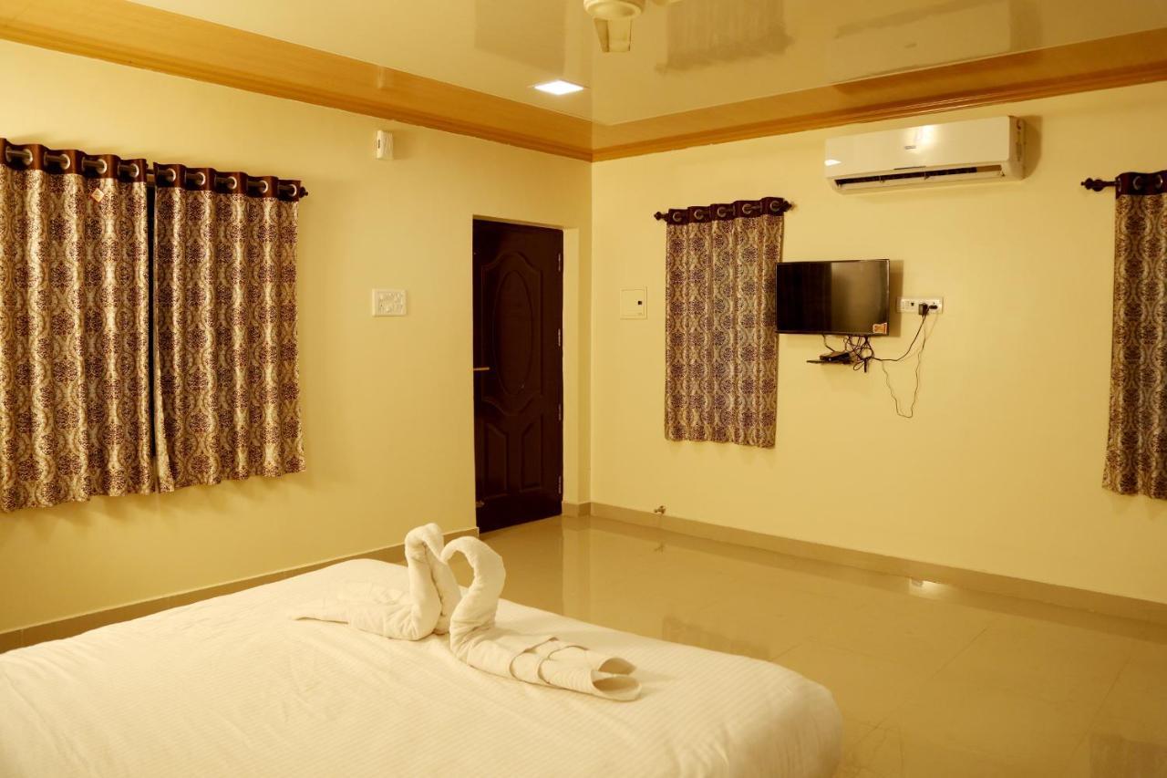Royal Nature Resort Pollāchi Extérieur photo