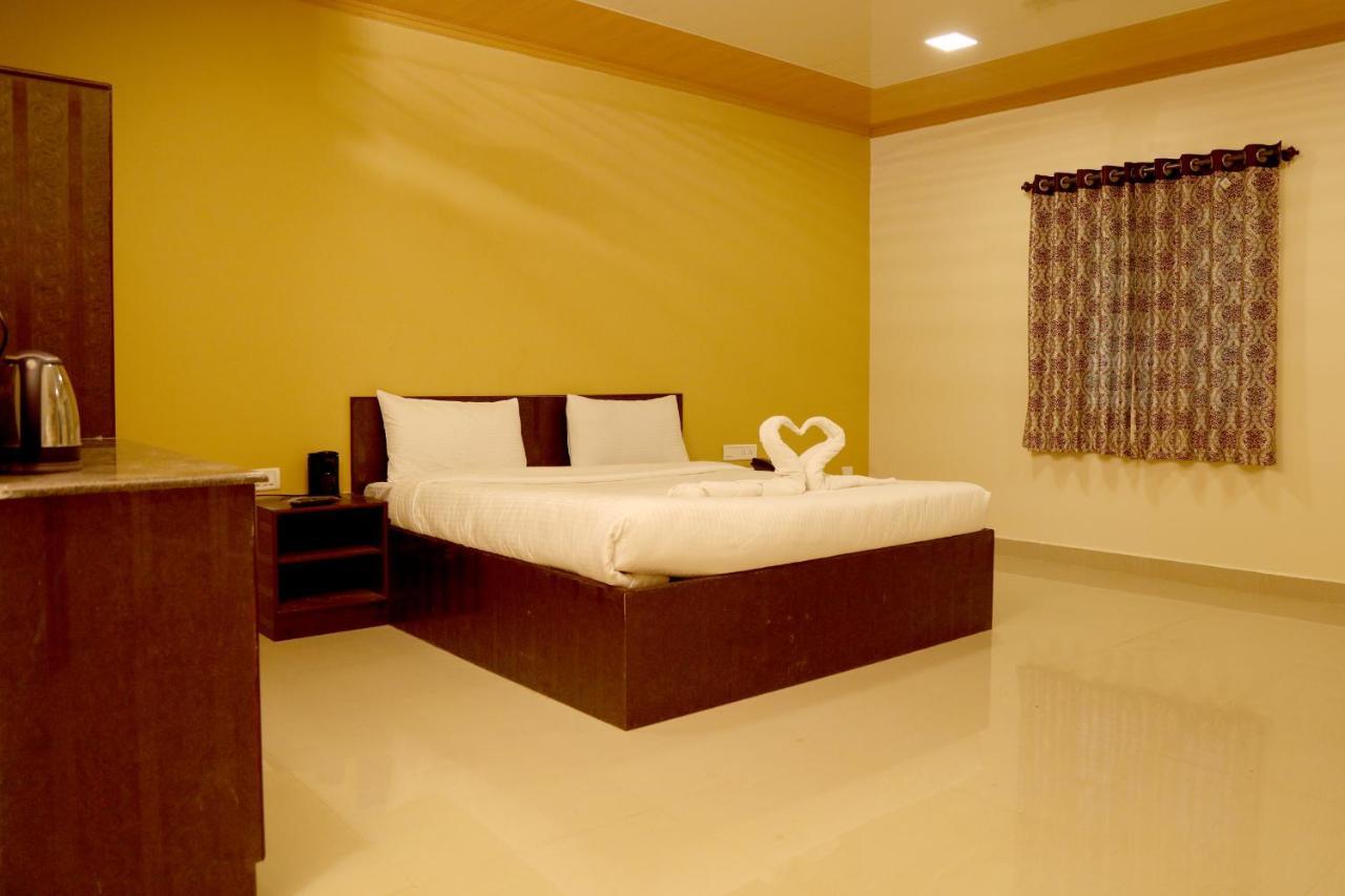 Royal Nature Resort Pollāchi Extérieur photo