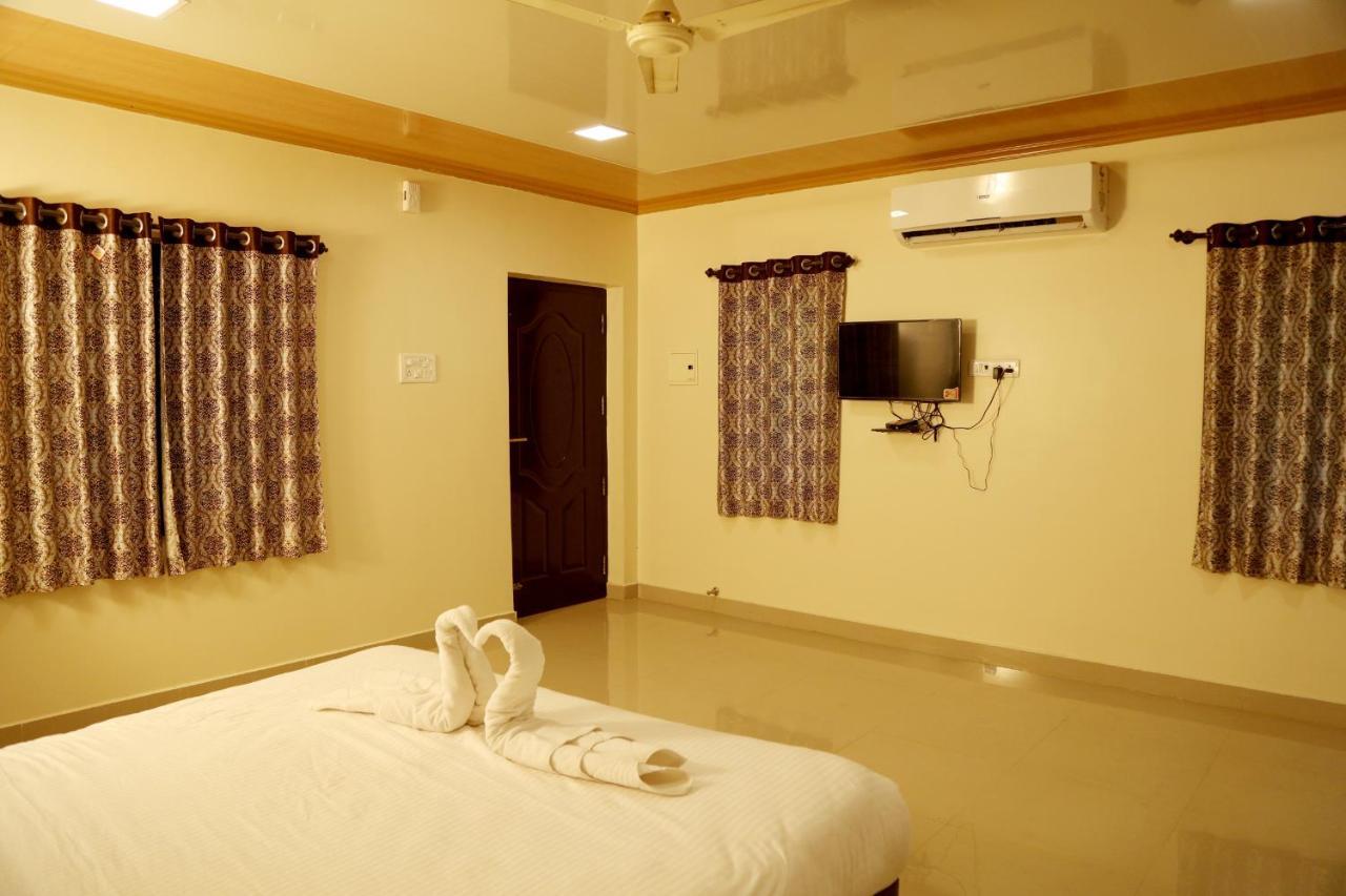 Royal Nature Resort Pollāchi Extérieur photo